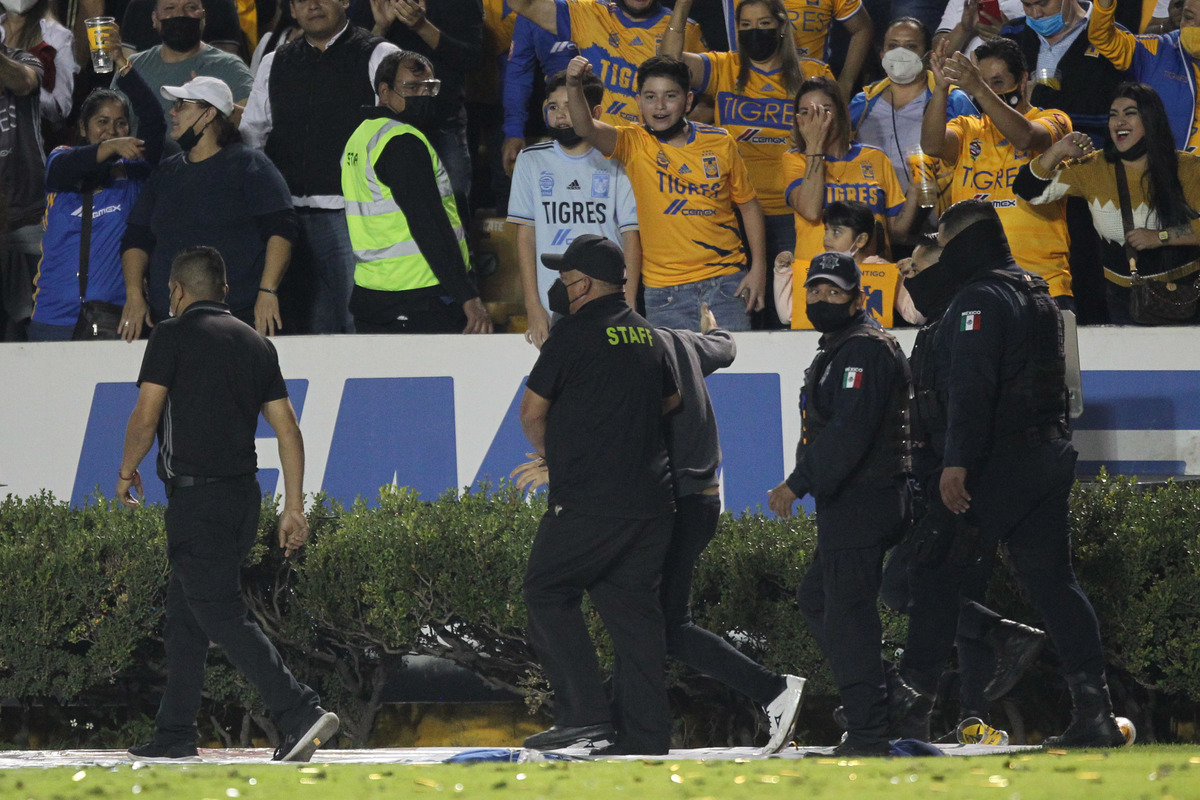 Comisión Disciplinaria manda aviso de veto a Tigres por invasión de dos aficionados (Imago7)
