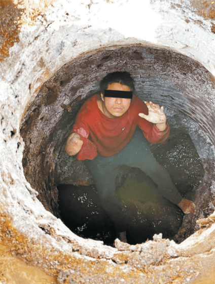 Con una escalera sacaron a Gerardo del drenaje. Especial