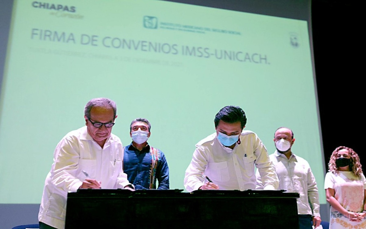 Juan José Solórzano Marcial, Rutilio Escandón y Zoé Robledo en firma de convenios. | Especial
