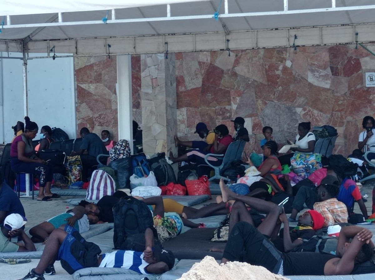 Algunos migrantes continúan durmiendo en la calle. (Rafael Martínez)