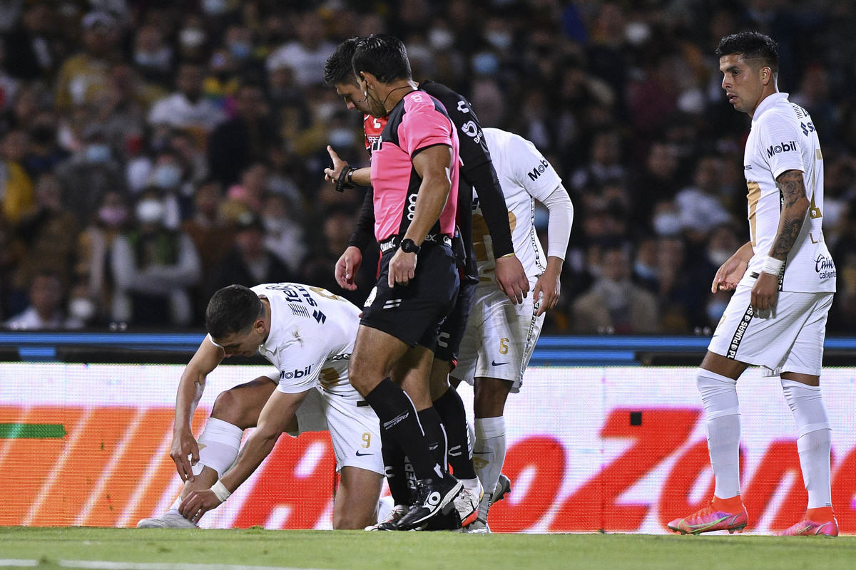 Así quedó la pierna de Dinenno tras barrida en partido ante Atlas (Imago7)