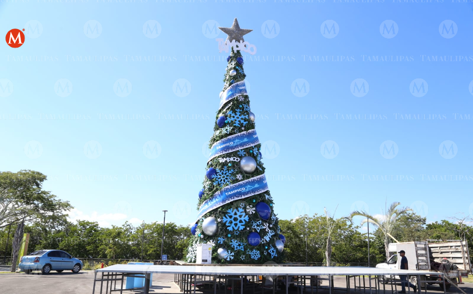 Encenderan pino navideño en Tampico (Yazmín Sánchez)
