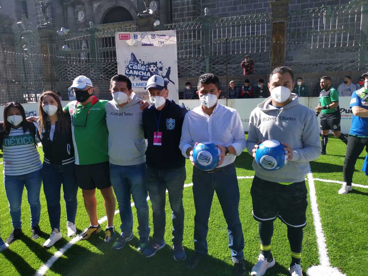 Inauguran el torneo 'Street Soccer' en el Zócalo de Puebla | Especial
