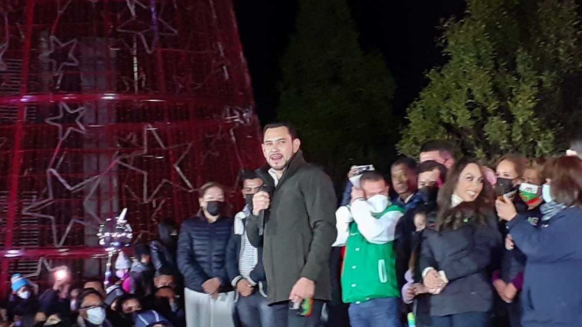Israel Félix Soto encabezó el encendido del árbol navideño en Pachuquilla. (Teodoro Santos)