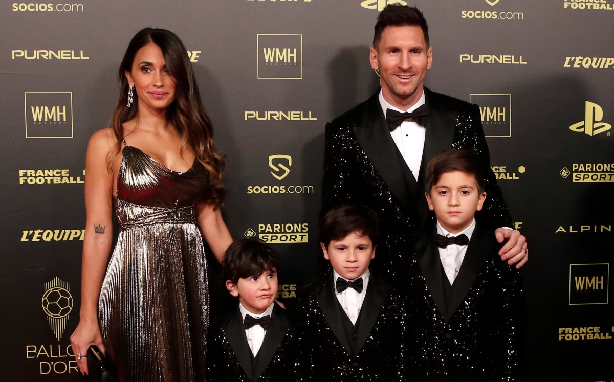 Lionel Messi junto a su esposa e hijos en la gala del Balón de Oro 2021 (Reuters)