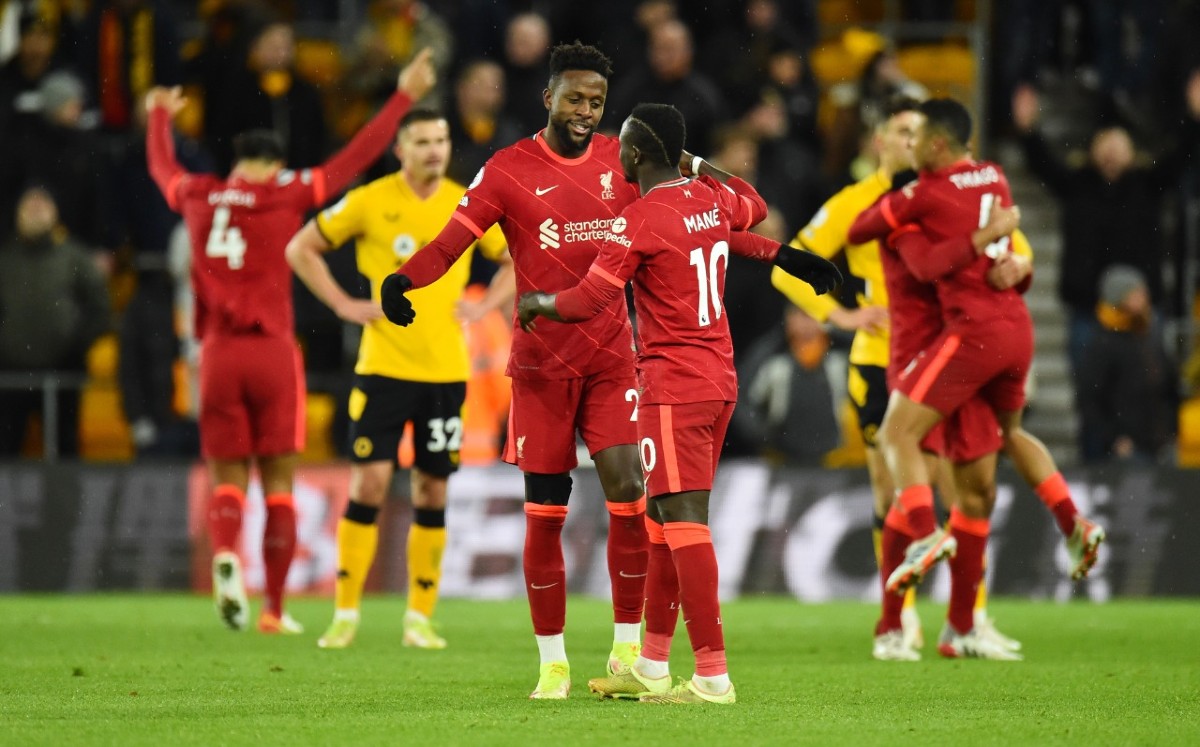 Liverpool vence de último minuto a los Wolves y acecha el liderato de Premier League (Reuters)