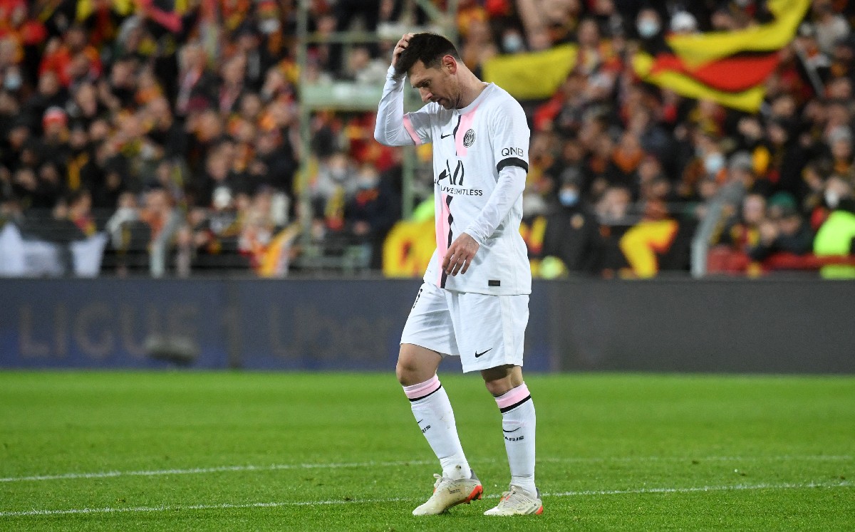 Messi sufre mucho en la Ligue 1, asegura Luis Suárez (AFP)