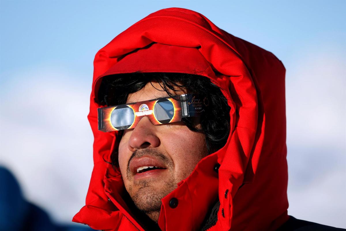 Fue necesario utilizar protección para ver el eclipse en la Antártida. (EFE)