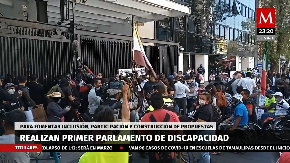 Personas con discapacidad acuden al Senado