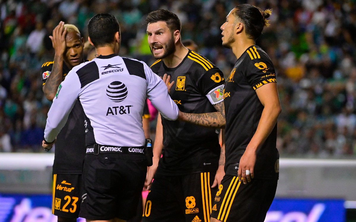 Ramos Palazuelos permite gritos de Gignac en el León vs Tigres (Imago7)