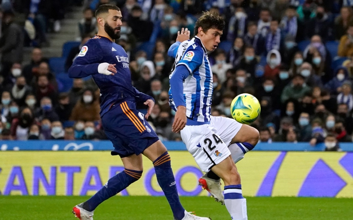 Real Madrid domina a la Real Sociedad pero pierde a Benzema; es duda para enfrentar al Atleti (Reuters)