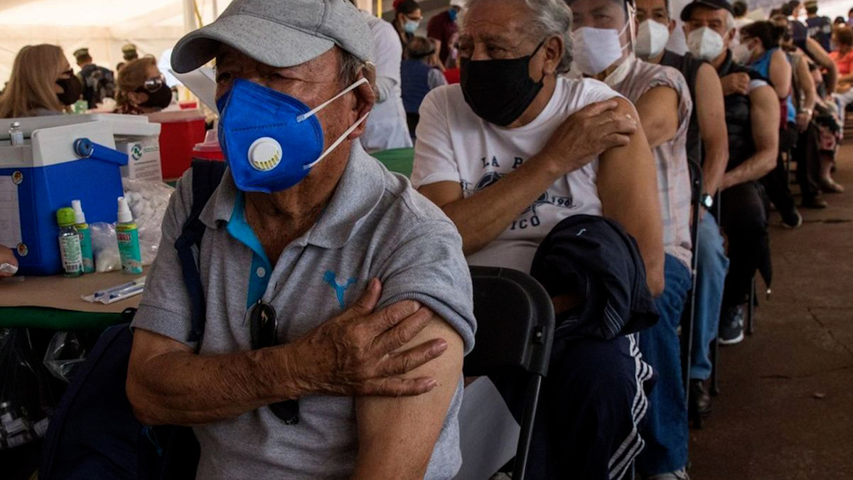 Vacunación anticovid de refuerzo para adultos mayores iniciará el martes, anuncia AMLO