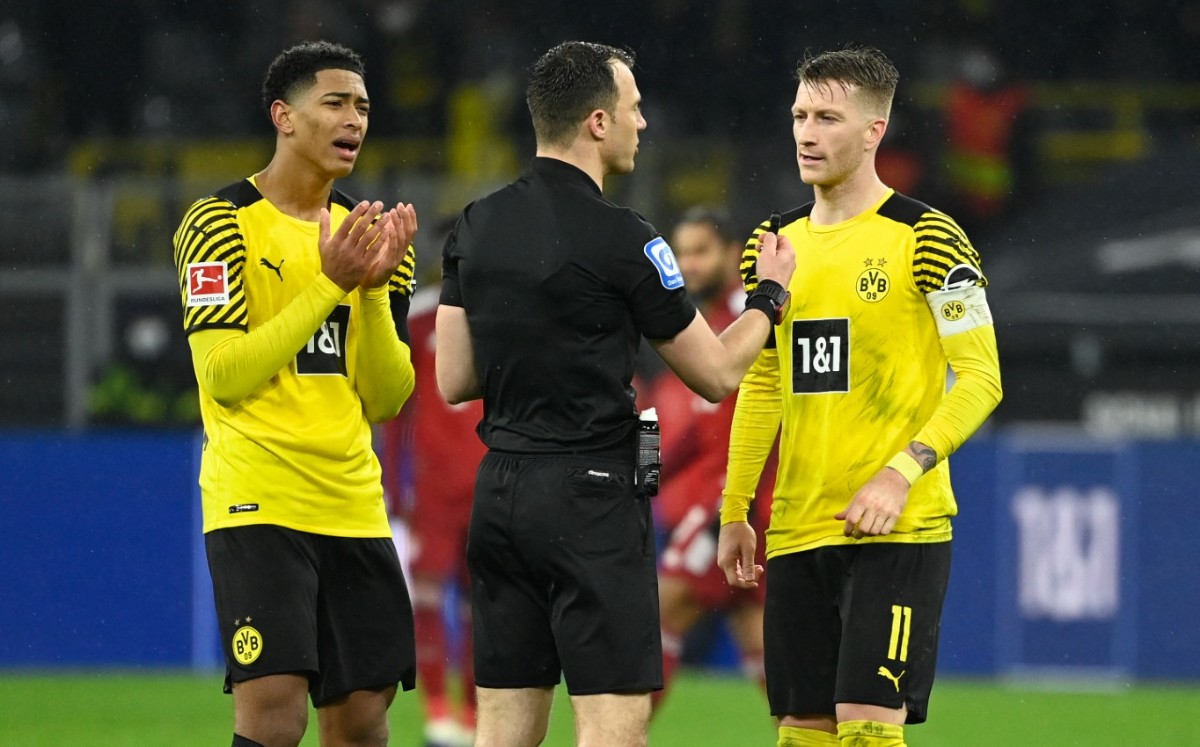 Bellingham atiza al árbitro que pitó el Bayern vs Dortmund (AFP)