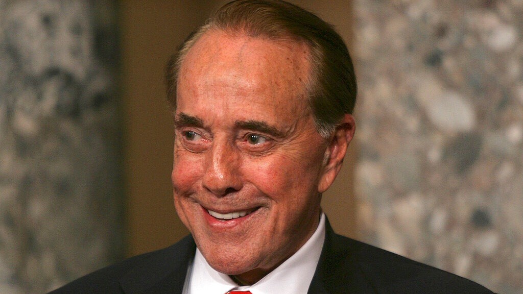 Bob Dole fue impulsor de varias leyes en el Senado de Estados Unidos, falleció a los 98 años. (AP)