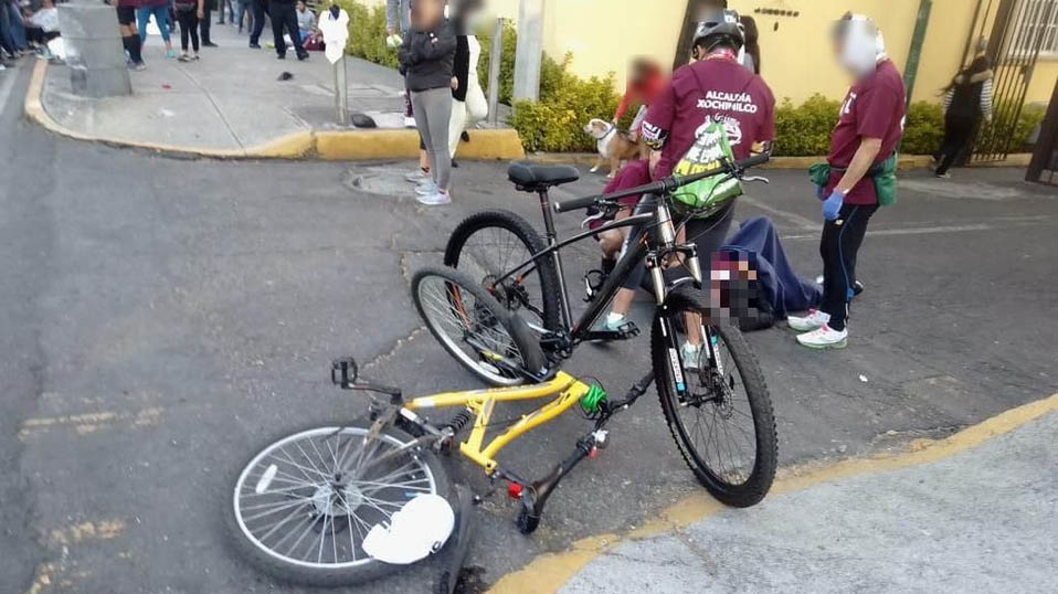 En CdMx, auto atropella a ciclistas en Calzada de Tlalpan