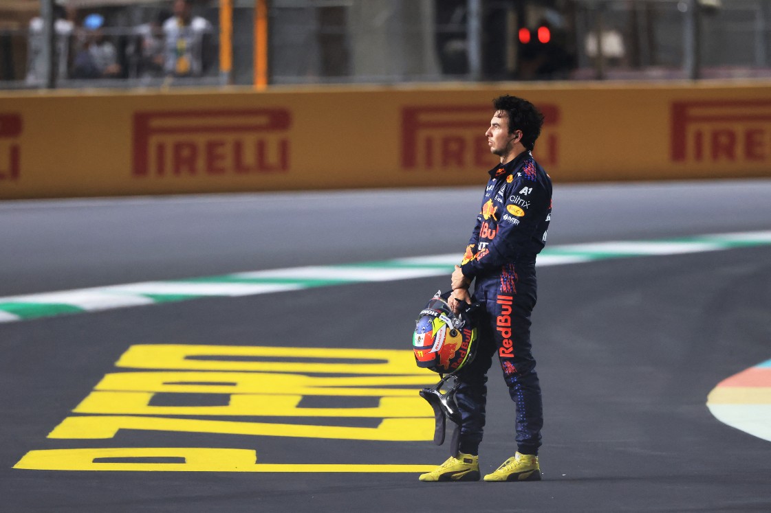 La foto de Checo Pérez desencajado tras quedar fuera del GP de Arabia (AFP)