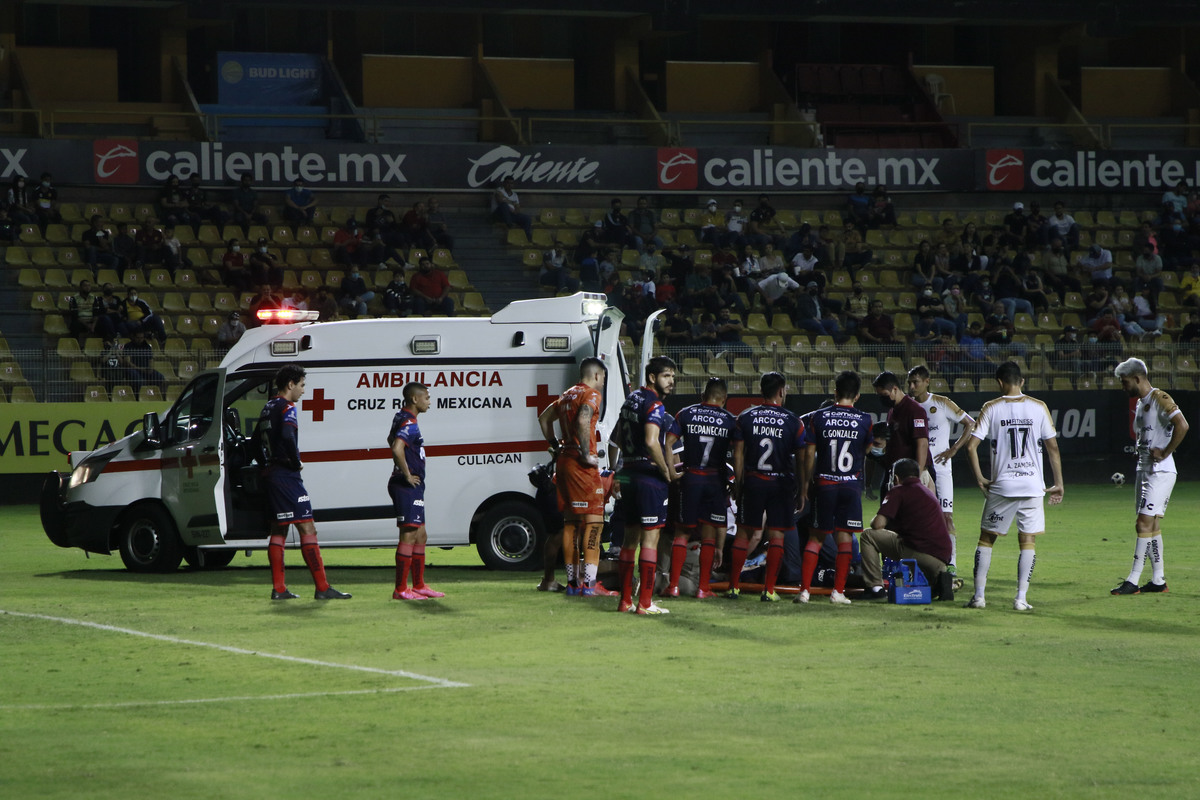 Jugador de Tepatitlán sale conmocionado y en ambulancia tras choque de cabezas (Imago7)