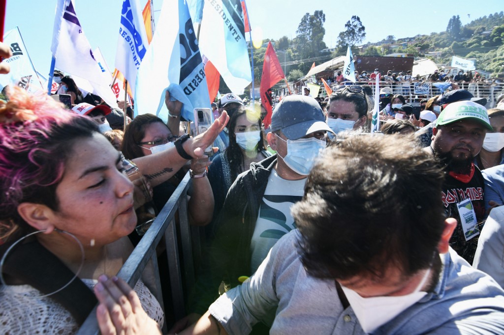 La mujer escupió al candidato izquierdista en Chile, Gabriel Boric. (AFP)