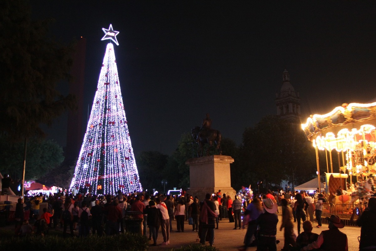 Más de 600 personas se dieron cita frente al Palacio Municipal. Foto: Roberto Alanís