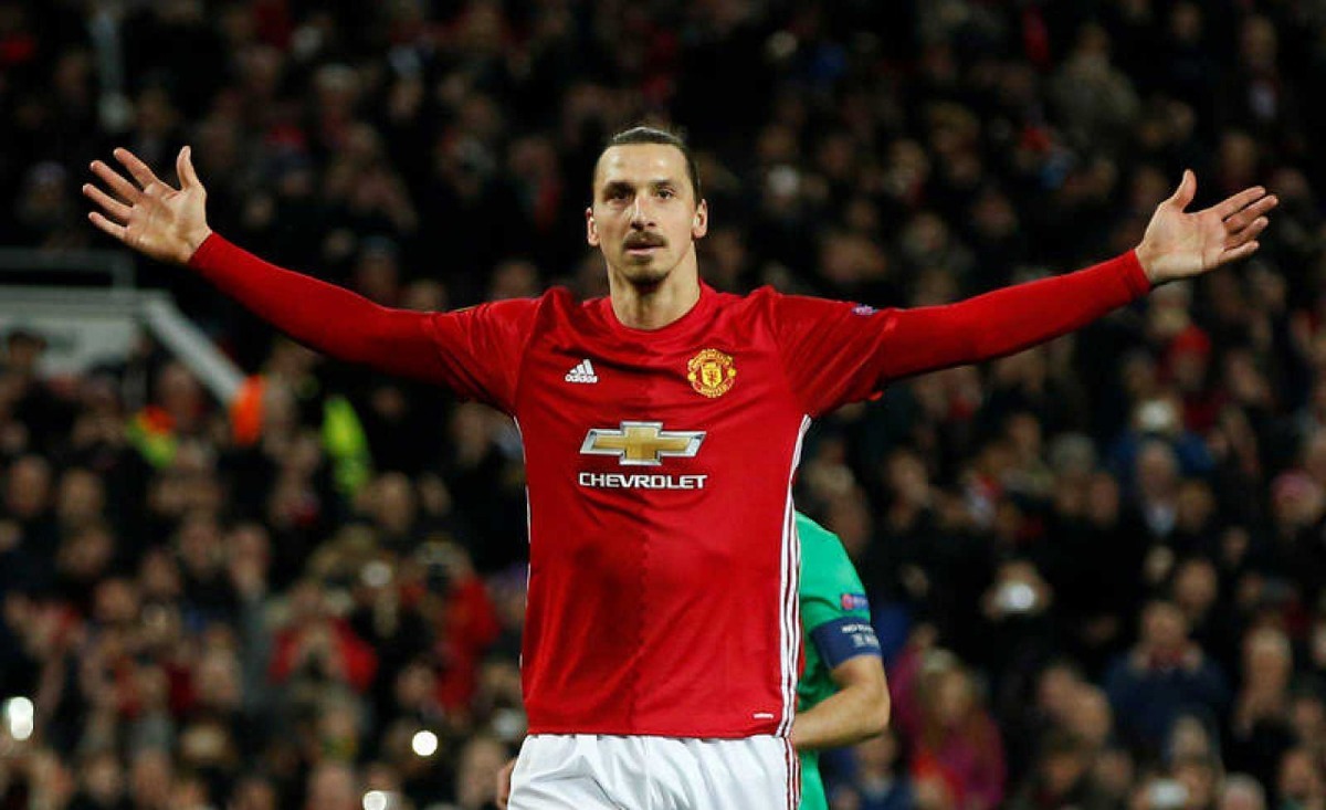 Zlatan tuvo que pagar una bebida en un hotel cuando jugaba en Manchester United; los señala de tener "mentalidad pequeña" (Reuters)