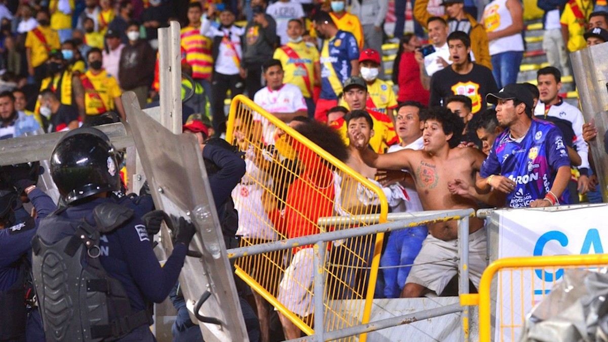 Aficionados de Atlético Morelia se enfrentan con la policía en el Estadio Morelos
