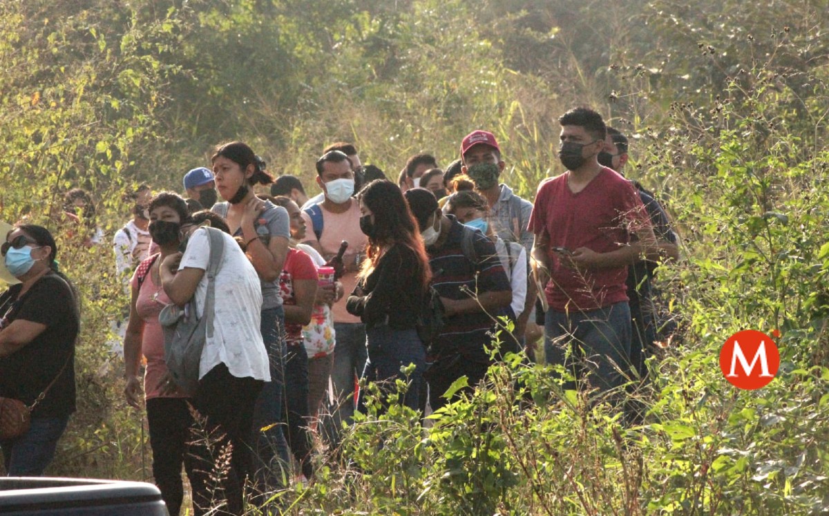 Entre basura, mosquitos y aguas negras se vacunan jóvenes en Altamira. (Sergio Sánchez)