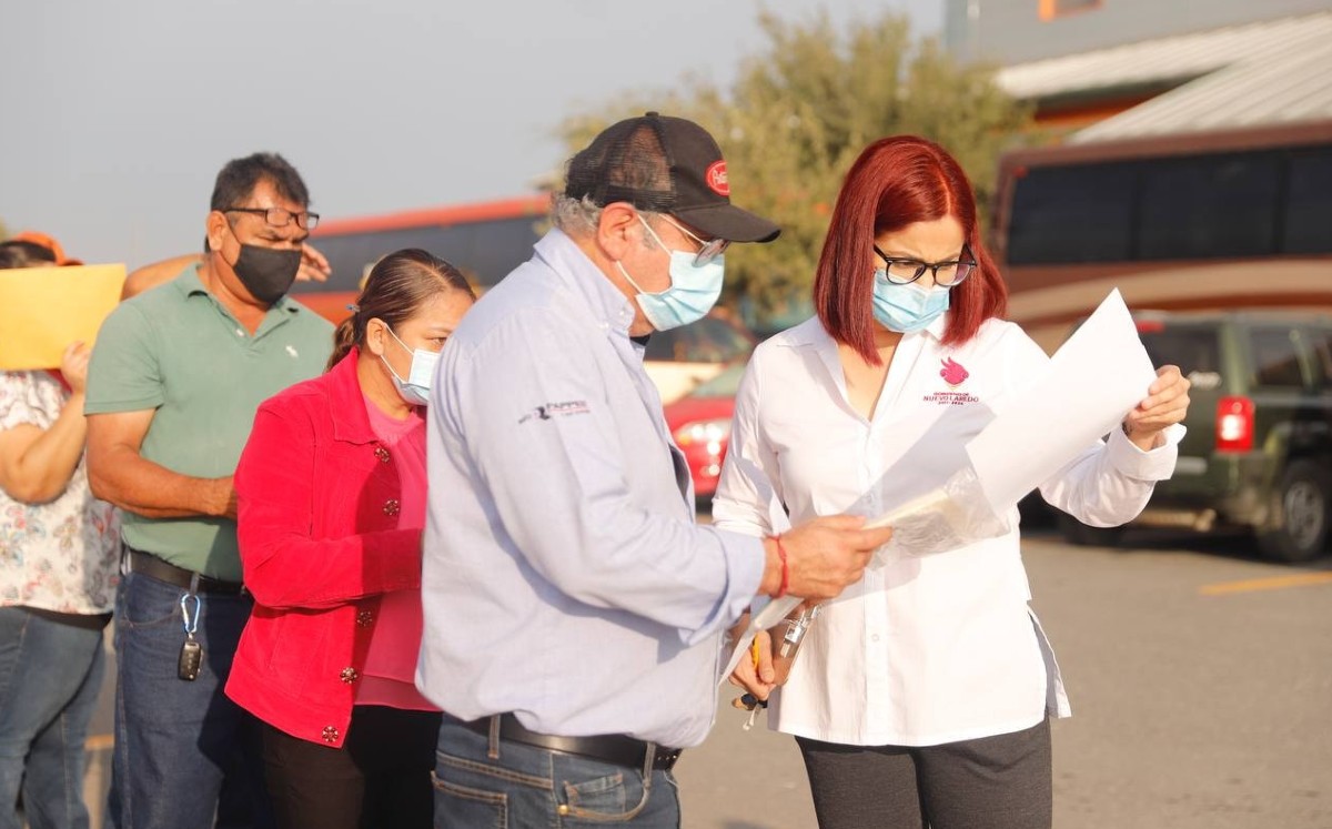 Cruzan desde Nuevo Laredo, Tamaulipas, a Texas, Estados Unidos para recibir vacuna contra covid-19. (Gobierno de Nuevo Laredo)