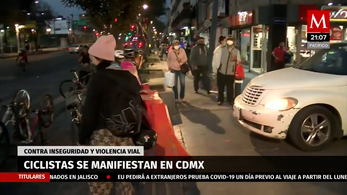 Eje Central CdMx. Ciclistas protestan frente a Bellas Artes