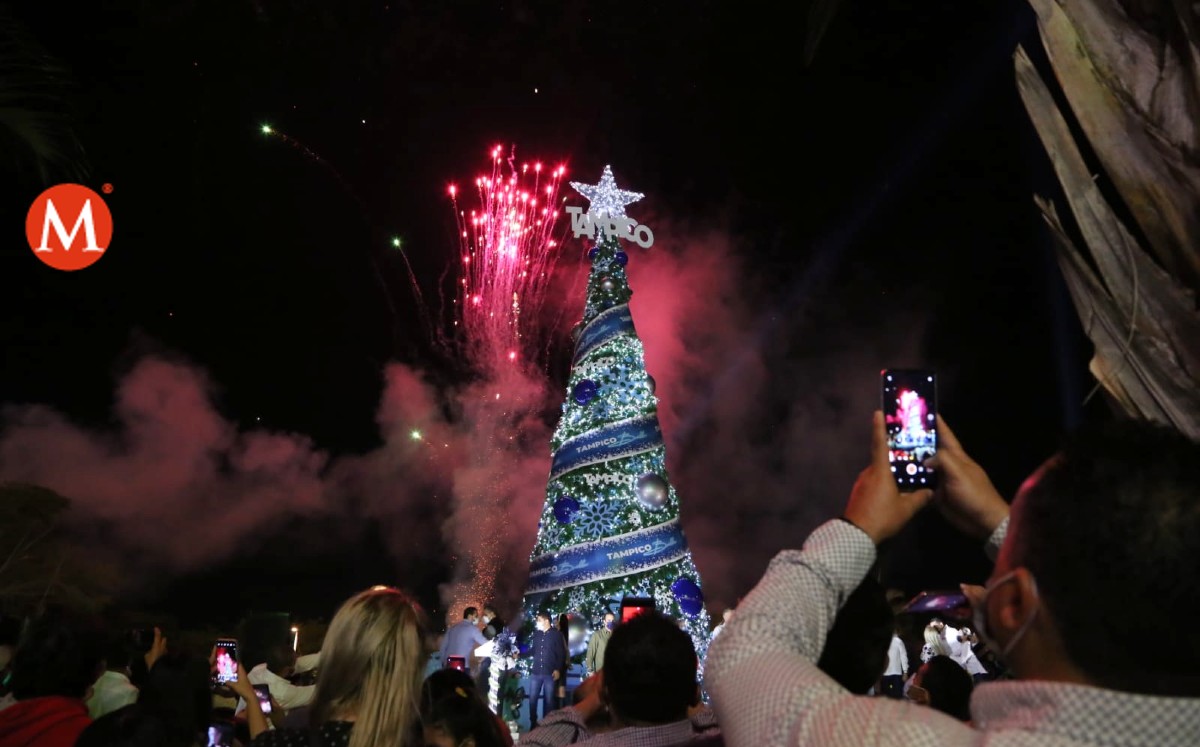 Encendido del pino navideño en Tampico. (Yazmín Sánchez)