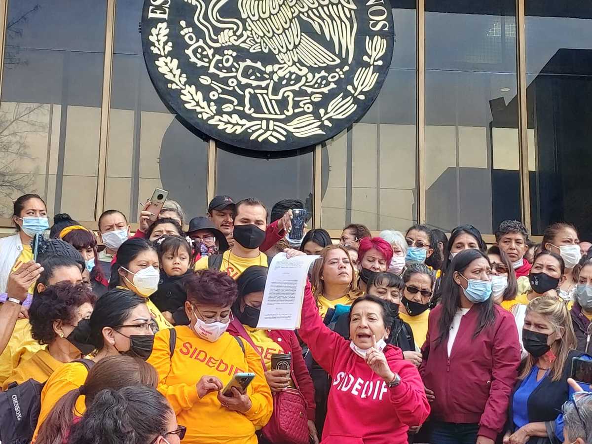 Integrantes de SideDIF se manifiestan a las afueras de FGR