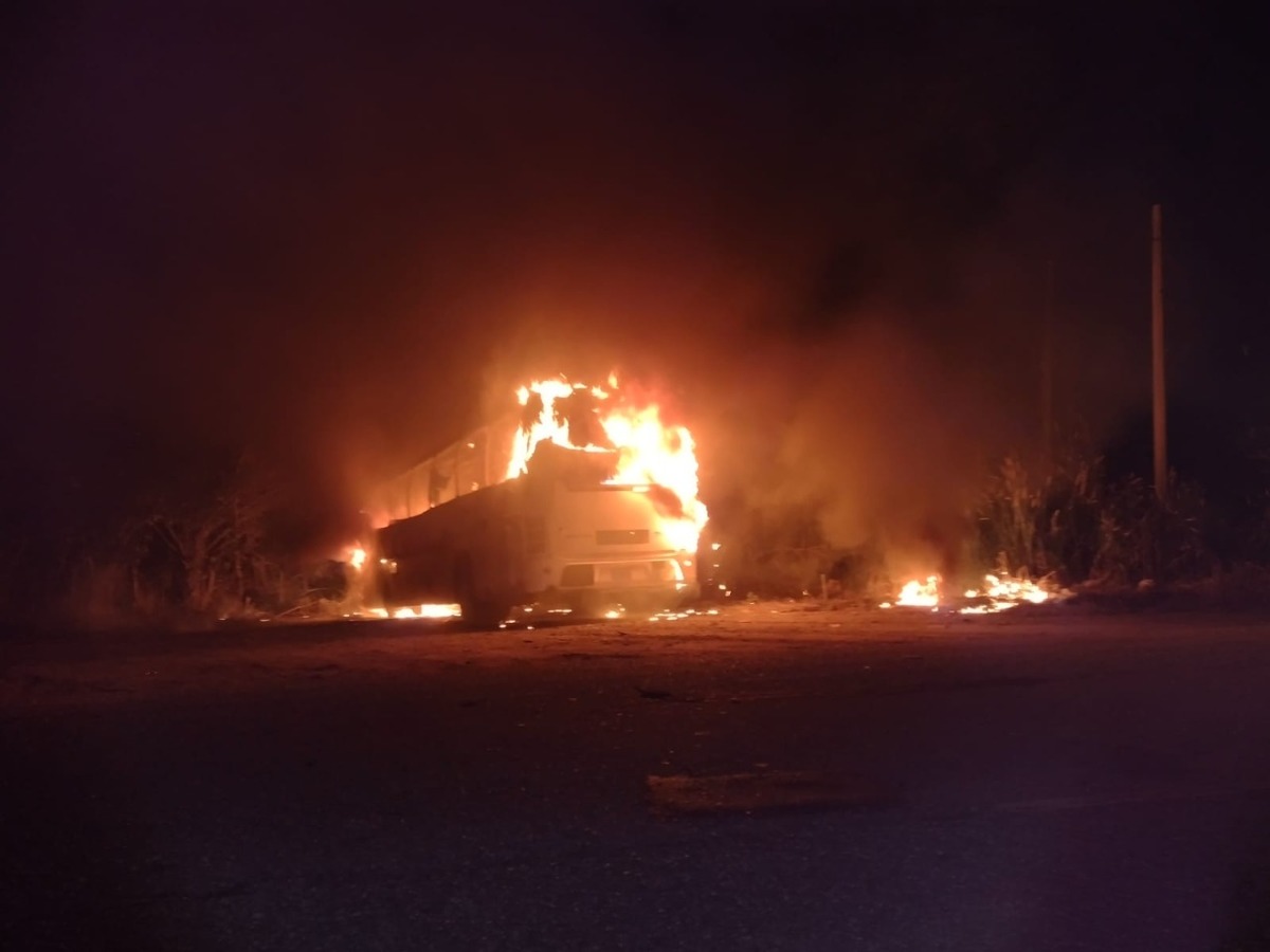 Los delincuentes incendiaron la unidad. (Especial)