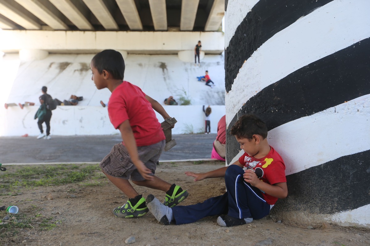 Los niños enfrentan un largo camino junto a sus padres | Jorge Carballo