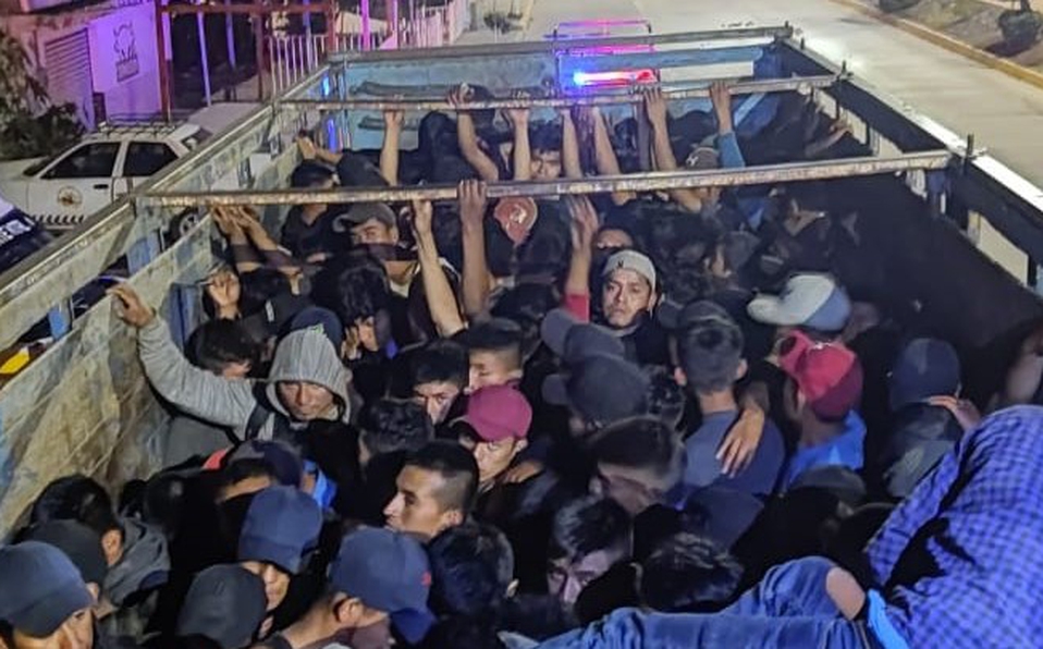 En Oaxaca aseguran a 100 migrantes escondidos en caja de camión; iban a CdMx