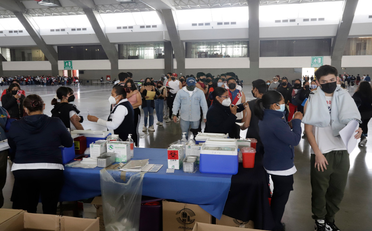 Personal de salud aplica la vacuna anticovid a jóvenes en Puebla | Agencia Enfoque