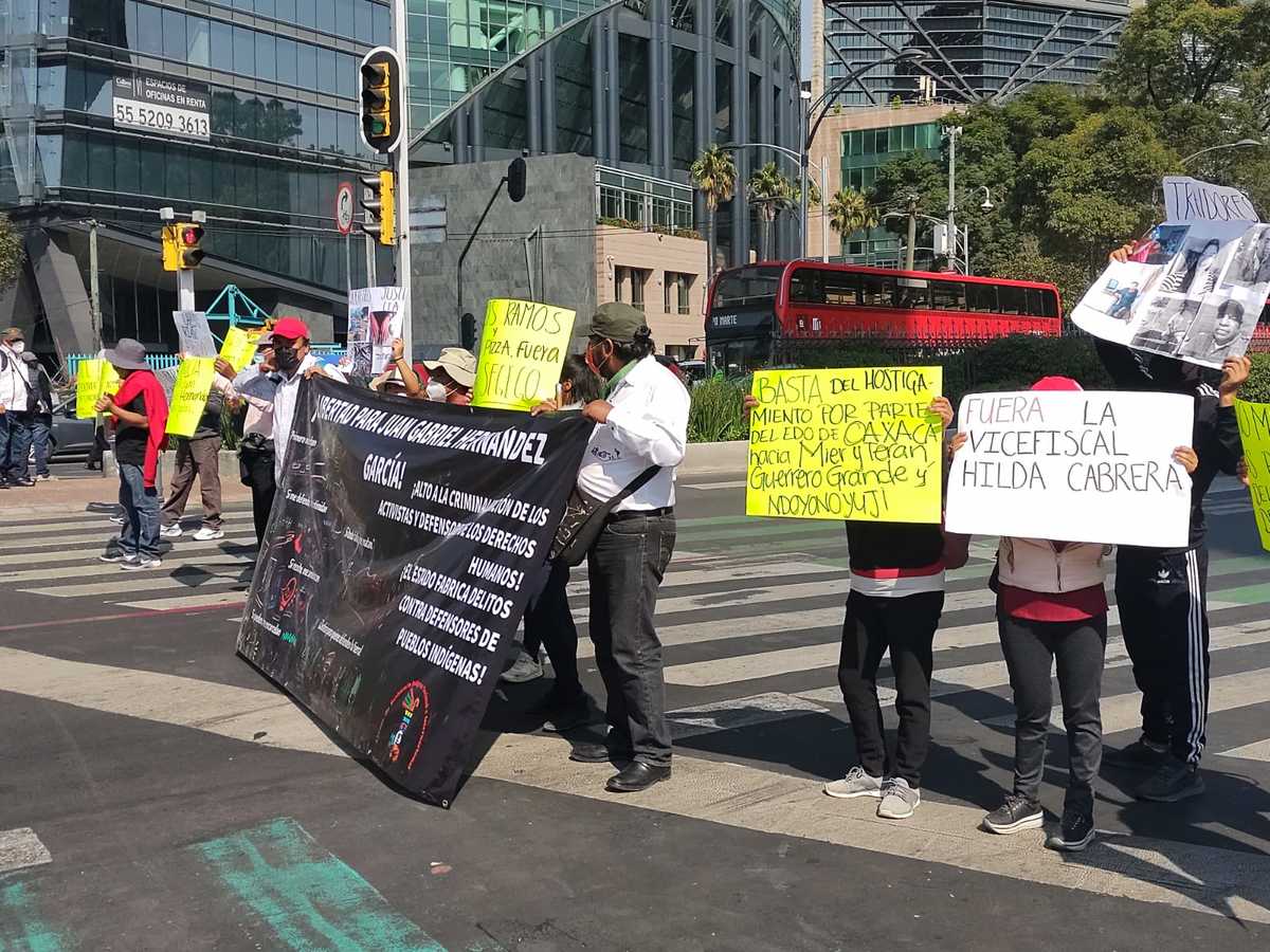 Protestan activistas del estado de Oaxaca, cierran Reforma | César Velázquez