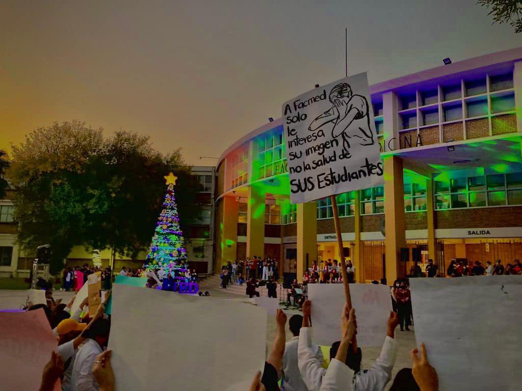 El pasado viernes, cientos de estudiantes protestaron en las calles aledañas a la Facultad. Foto: Especial