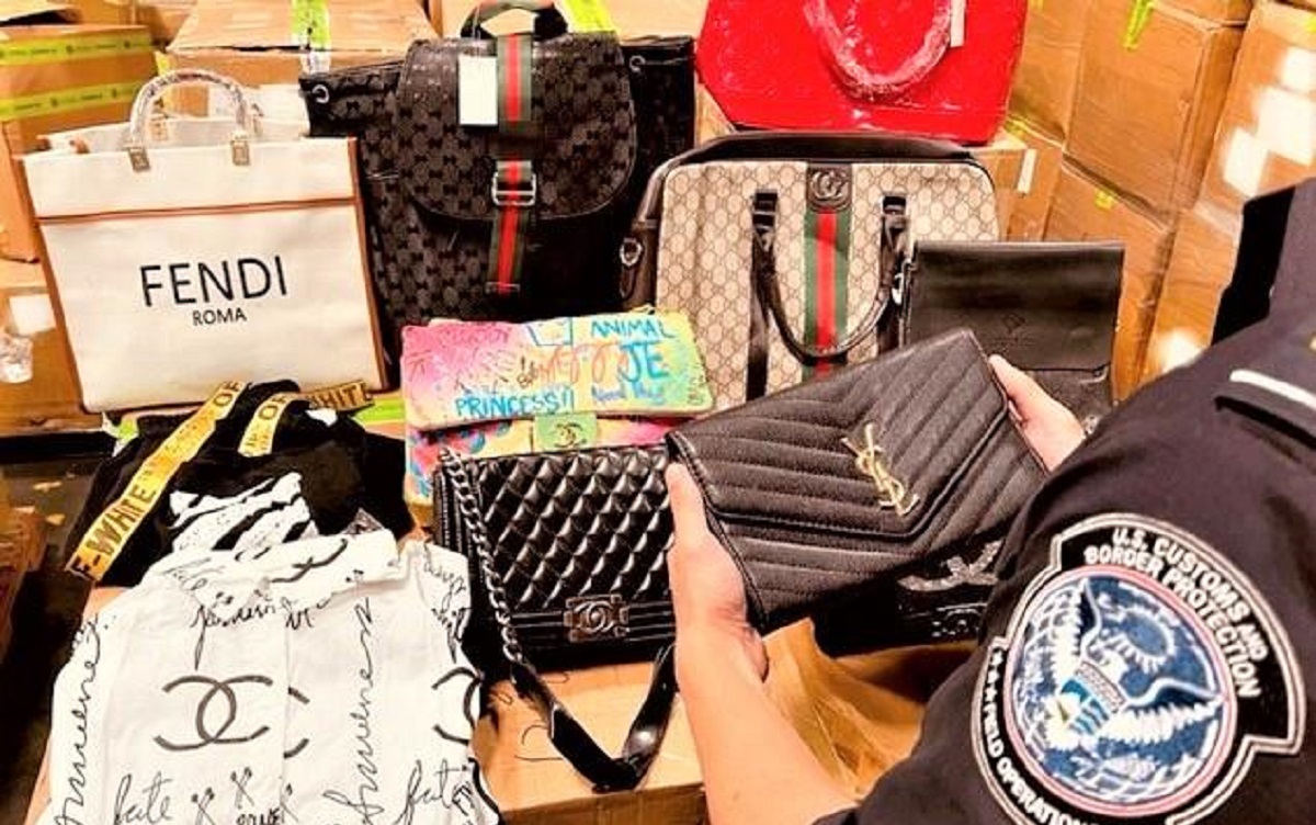 Los diseños falsificados llegaron en contenedores de carga. | Foto: CBP