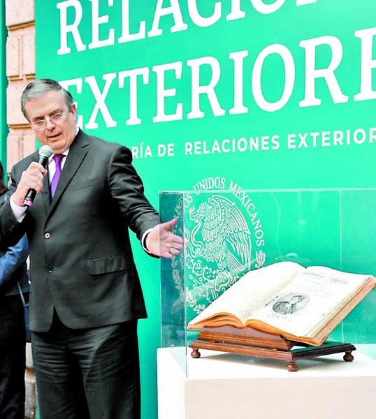 El canciller con un volumen de Violetas del Anáhuac. Especial