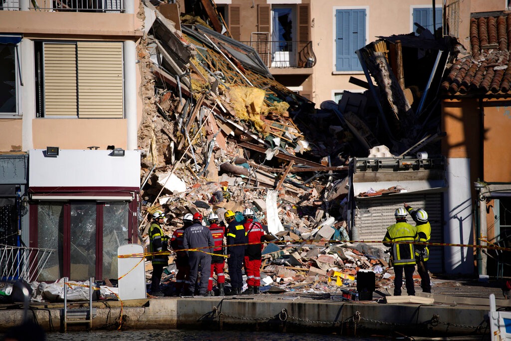 En Francia, rescatan a un bebé y a su madre tras derrumbe de un edificio | AP