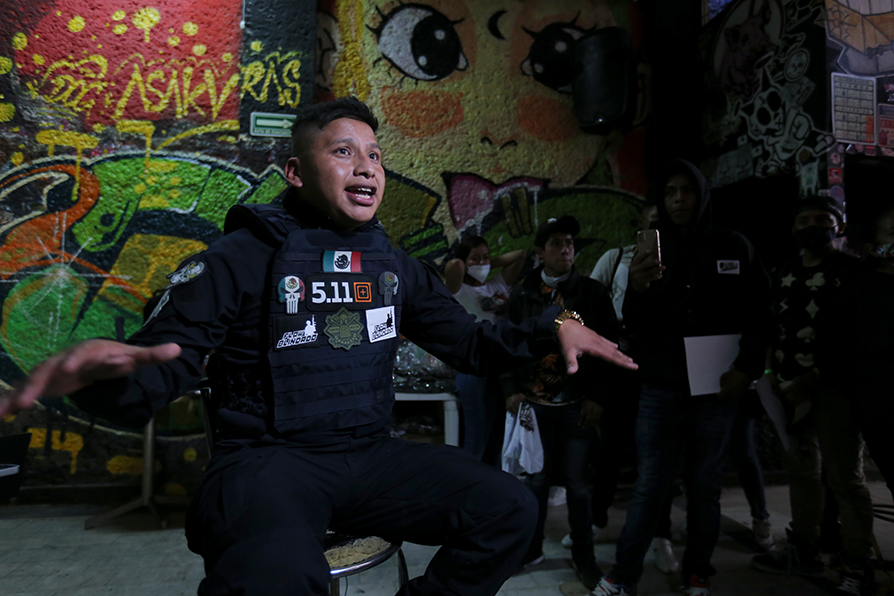 'Ese Gorrix' , policía de profesión y rapero por amor, es el pionero en la CdMx del llamado rap bélico. | Javier Ríos