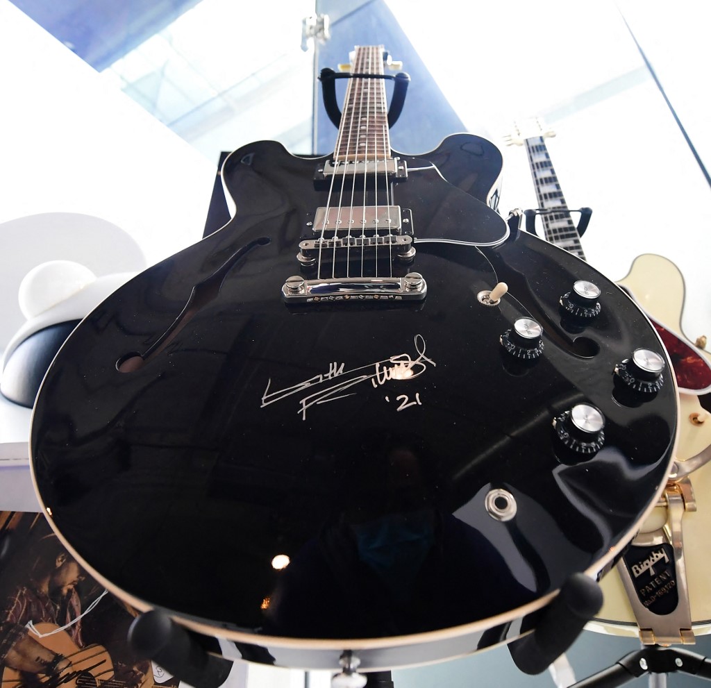 Guitarra firmada de Keith Rochards. / AFP