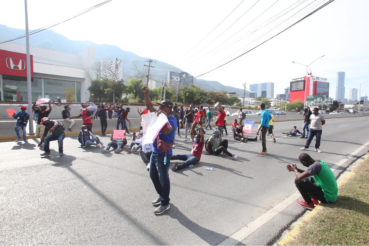 Los haitianos bloquearon el lunes la avenida Lázaro Cárdenas. Foto: Raúl Palacios