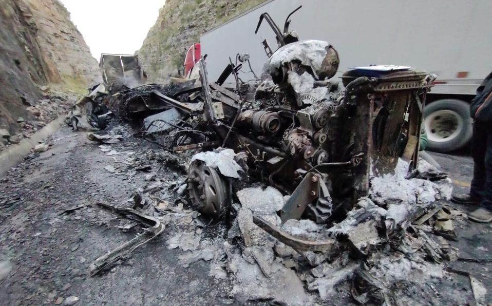 Incendio de tráiler provoca cierre de carretera Monterrey-Nuevo Laredo. Foto: Agustín Martínez.
