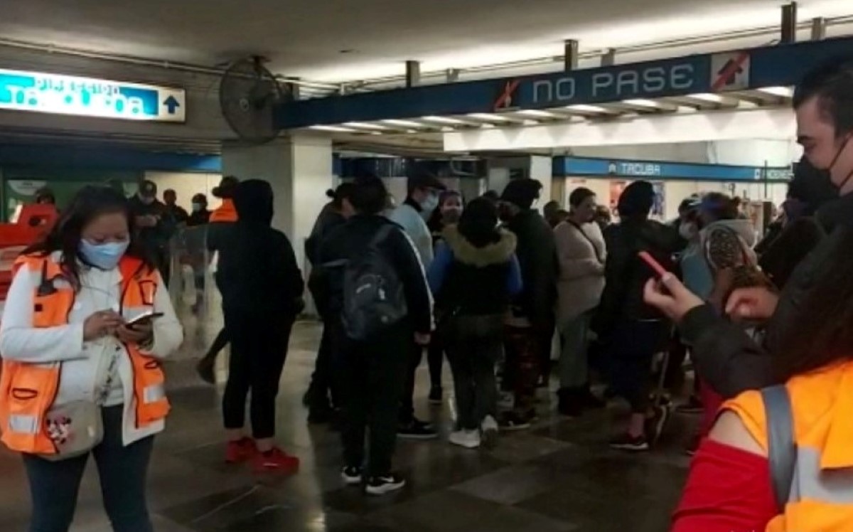 Las manifestantes tomaron los torniquetes del acceso sur del Metro Tacuba.  |César Velázquez