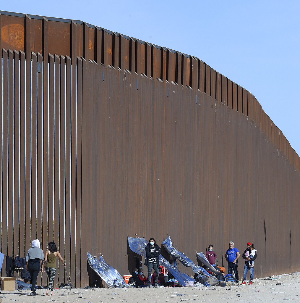 Los migrantes se han multiplicado en las últimas semanas en su intento de ingresar a Estados Unidos. (AP)