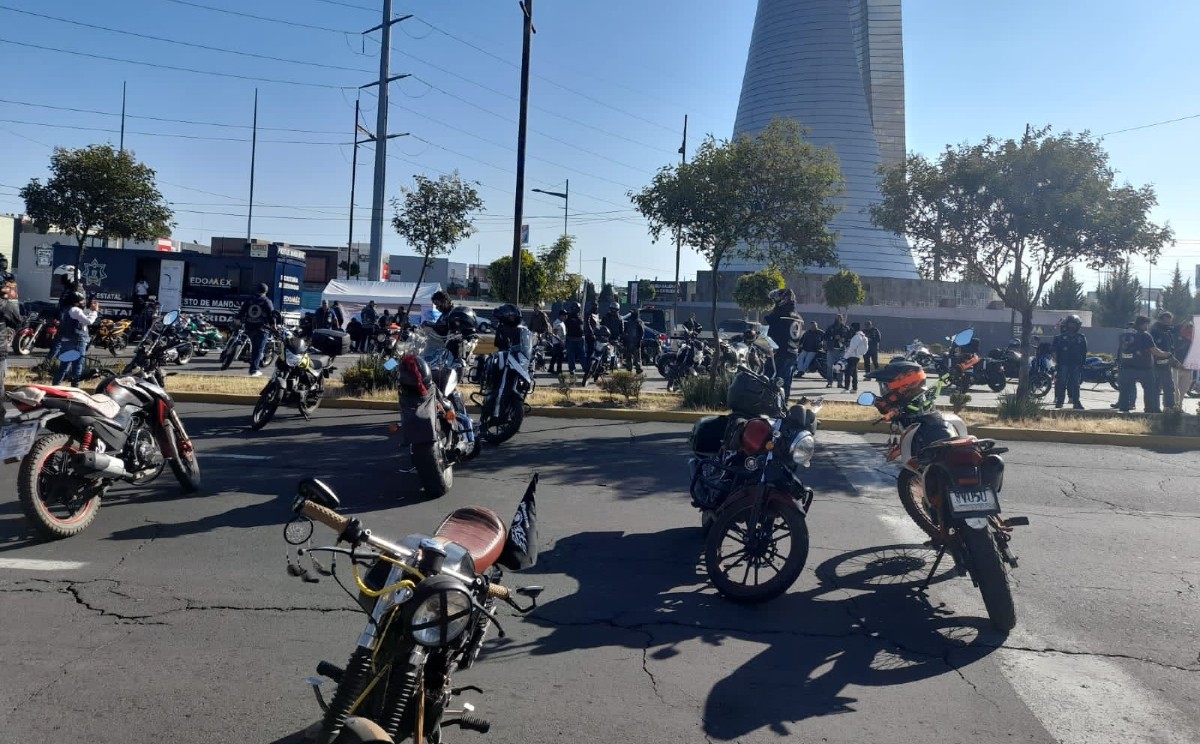 La movilización comenzó en una funeraria ubicada en Toluca y después hicieron una rodada al Panteón Jardines del Descanso. (Especial)