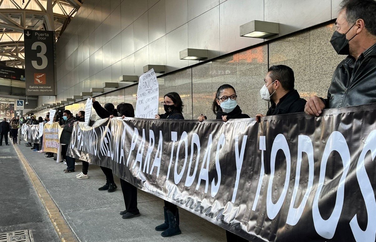 Los papás de niños con cáncer protestan en las puertas 2 y 3 de la Terminal 1. | Ramón Ramírez