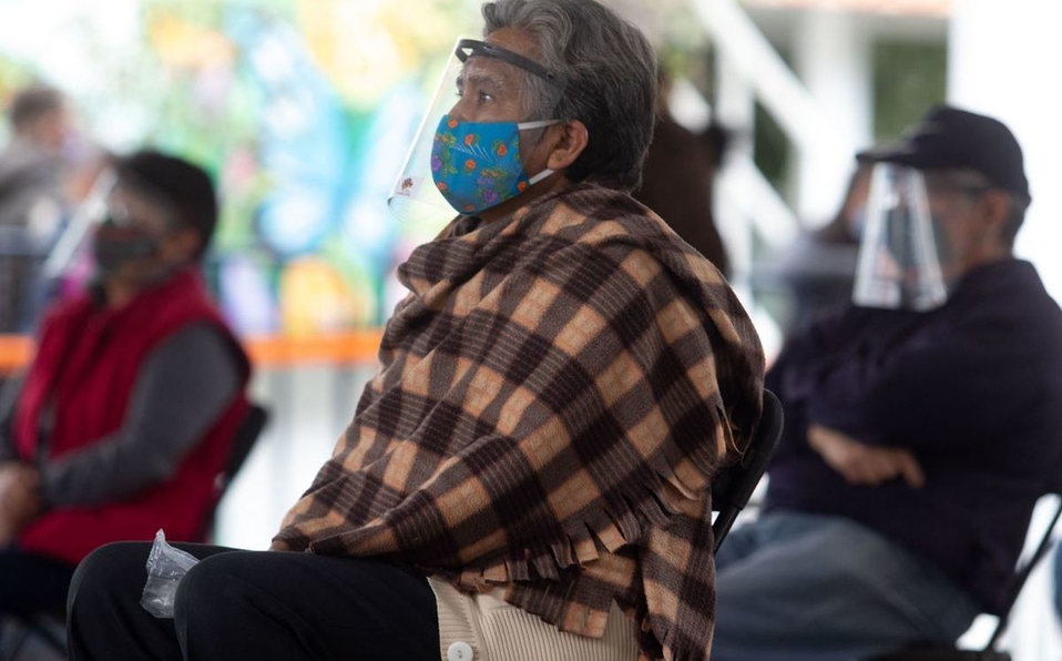 Refuerzo a adultos mayores, tras 6 meses de vacunación covid por baja en eficiencia: Ssa