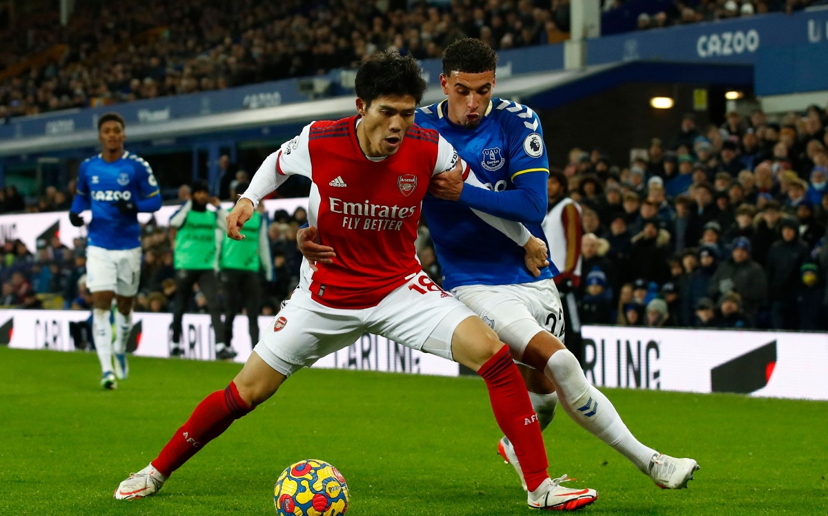 Takehiro Tomiyasu y Ben Godfrey (Reuters)