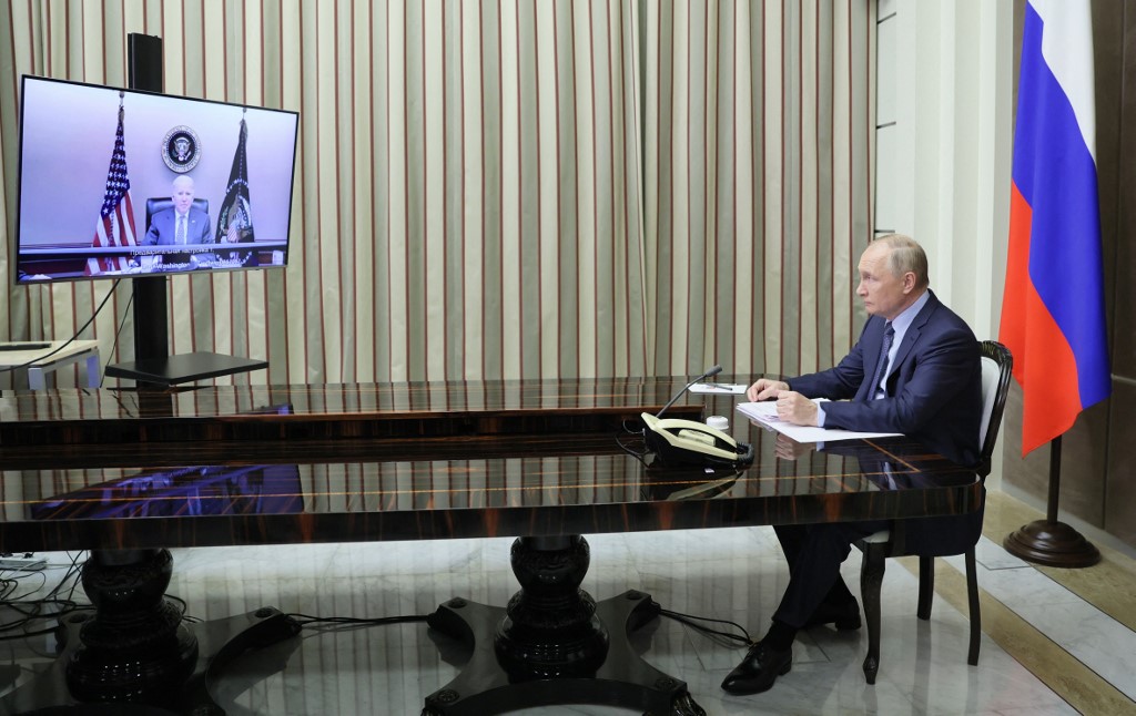 Vladimir Putin y Joe Biden en reunión a través de videoconferencia. | AFP